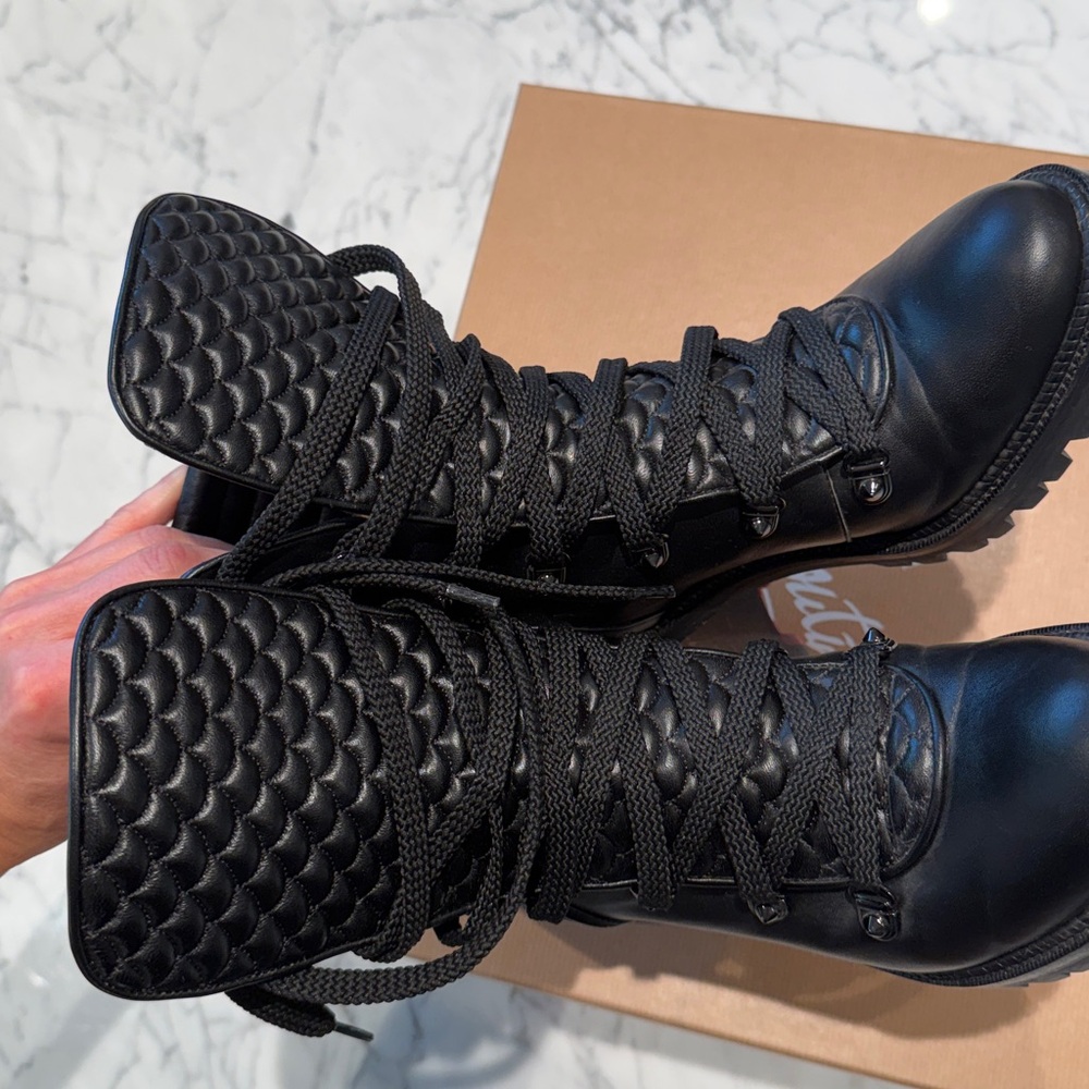 Christian Louboutin Mad Boot
in Shiny Black size 38 - Picture 10 of 16
